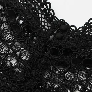 Vue détaillée du col élégant d'une robe en dentelle noire avec une broderie exquise.