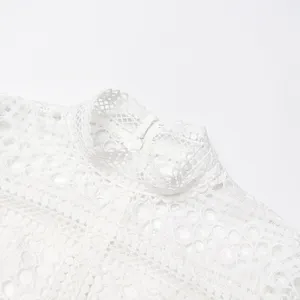 Gros plan de la robe en dentelle blanche au col montant crocheté, style vintage français.