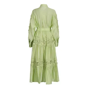 Detalle de vestido largo verde con encaje, elegante vestido maxi con capas en la espalda.