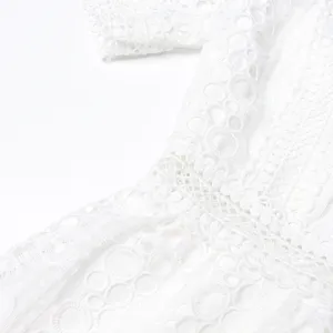 Détail de robe de broderie en dentelle blanche style palais français avec un beau crochet fin.