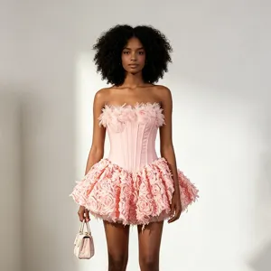 Vue de détail de mini-robe rose sans bretelles en plumes et roses, style chic élégant.
