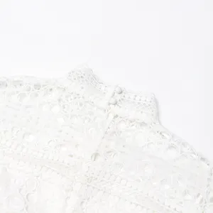 Gros plan sur le col montant en dentelle blanche et les délicats boutons de la robe.