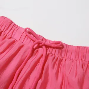 Detalle de falda cintura elástica cordón rosa primer plano diseño ropa mujer verano