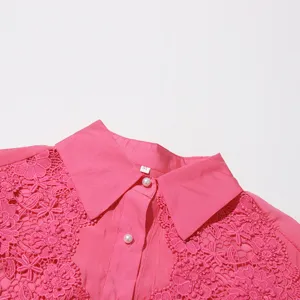 Detalle de cuello de camisa bordado de encaje floral rosa con elegantes botones de perlas.