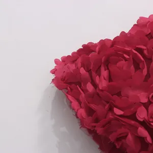 Detail de tissu en maille florale rouge de robe courte style francais, vue texture.