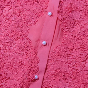 Detalle camisa bordada encaje mujer verano, blusa floral rosa hueca, botones de perla.