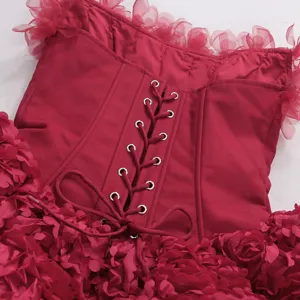 Détail du dos de la mini-robe corset vintage française rouge avec laçage et volants.