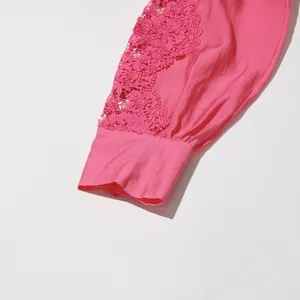 Detalle de manga con bordado de encaje rosa de la camisa calada elegante, acabado exquisito.