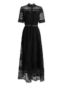 Élégante robe en dentelle noire avec col montant, broderie délicate et style français.