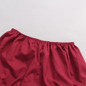 Détail de taille élastique plissée rouge de mini robe d'été pour femmes, gros plan.