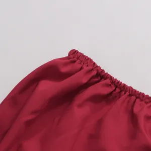 Détail de robe vintage française rouge, design élégant de volants élastiques d'été.