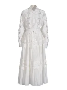 Elegante conjunto de camisa blanca de manga larga con encaje y falda para mujer