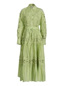Elegante vestido camisero largo de encaje verde claro con cordón en la cintura para mujer.