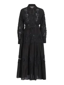 Vestido midi negro de encaje con manga larga, cuello solapa, bordado floral y cordón en la cintura.