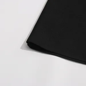 Primer plano detallado de tela de vestido negro de alta calidad con textura fina.