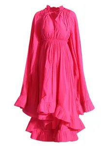 Robe cape rose vif style vintage français à manches longues, plis et volants ajustée.