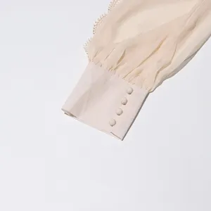 Détail de manchette longue élégante d'une robe vintage en mousseline avec bordure en dentelle.