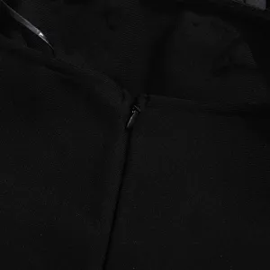 Exquisita foto de detalle de un vestido negro de mujer, con tela acanalada y cremallera central.