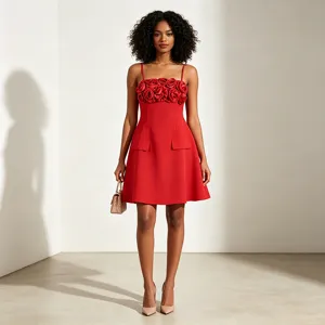 Rotes Minikleid Detail mit 3D-Blumenbesatz an der Brust und feinen Spaghettiträgern.