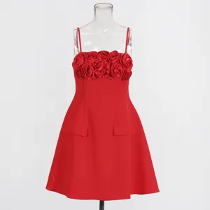 Rotes Träger-Minikleid mit dreidimensionalem Rosen-Patchwork-Design, stilvolle Sommerkleidung.