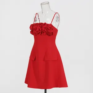 Rotes Träger-Minikleid mit atemberaubenden 3D-Rosenblüten-Applikationen an der Brustpartie.