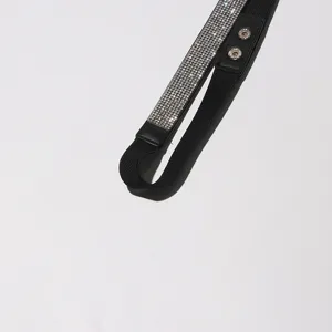Détail de ceinture élastique noire en strass, accessoire élégant pour robes vintage.