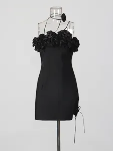 Vestido corto negro halter con volantes florales 3D, corte ajustado elegante para fiesta.
