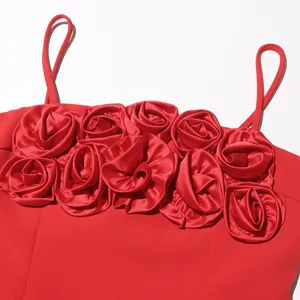 Rotes Trägerkleid Detail mit dreidimensionalen Satin Rosen am Ausschnitt für Damen Sommer Mode.