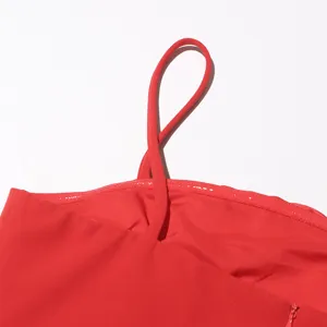 Rotes Trägerkleid Detail mit einzigartigem Kreuzträger-Design und minimalistischem Stil.