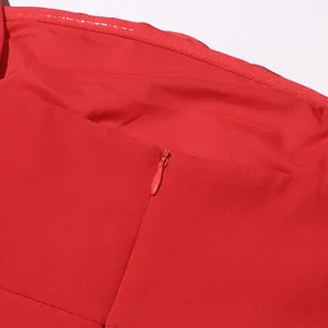 Rotes Kleid Detailansicht mit Rückenverschluss und trägerlosem Oberrand für Damen.