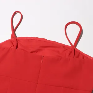 Detailaufnahme der roten Slip-Dress-Rückseite mit schmalen Trägern und Reißverschluss.