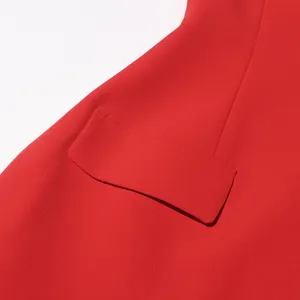 Rotes einfarbiges Kleiders Taschen Detail zeigt feine Nähte und glatte Stoffqualität.