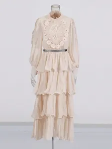 Robe longue vintage à manches longues avec broderie en dentelle et volants.