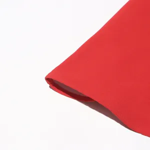 Rotes Trägerkleid Stoffdetail, glatte Textur, feine Nähte, eleganter und schlichter Stil.