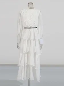 Robe longue blanche vintage européenne à manches longues avec broderie et ceinture.