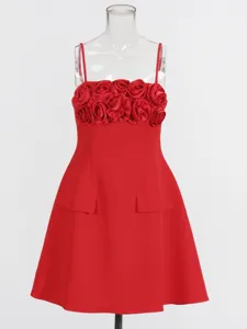 Französisches rotes Spaghettiträger Minikleid mit 3D Blumen Brust Design Damen Sommerkleid