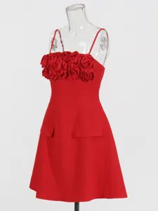 Elegantes rotes Spaghettiträger Sommerkleid mit 3D Blumen Applikationen und schickem Minischnitt.