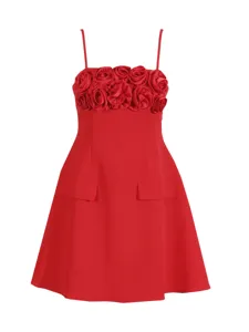 Elegantes rotes Trägerkleid mit atemberaubenden 3D-Rosenapplikationen an der Brust.