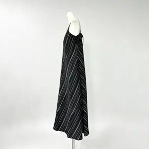 Gedetailleerd uitzicht van de zwart-wit gestreepte camisole lange jurk, stijlvol.