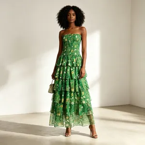 Vestido maxi verde floral sin tirantes con volantes en capas estilo campestre de gasa.