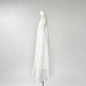 Minimalistische gestreepte spaghettibandjes maxi jurk voor dames, casual zomervakantie slip jurk detail.