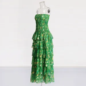Vista detallada del vestido largo sin tirantes de gasa con estampado floral verde.