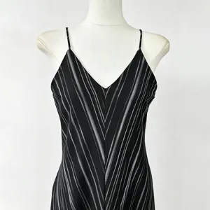 Gedetailleerd overzicht van de zwart-wit gestreepte jurk met V-hals voor de zomer.