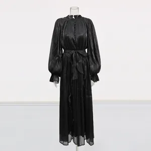 Robe longue noire style vintage français en fil métallisé avec lien à la taille pour l'été.