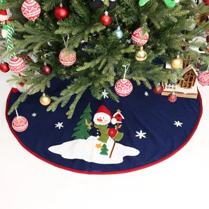 Weihnachtsbaumdecke blau Pluesch mit besticktem Schneemann und rotem Rand fuer Festdeko.