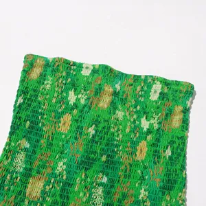 Tela de vestido sin tirantes fruncido floral verde detalle textura primer plano