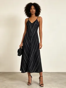 Elegante zwarte jurk met spaghettibandjes en strepen, perfect voor de zomervakantie.