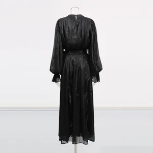 Élégante robe maxi vintage française noire à manches longues et lien à la taille.