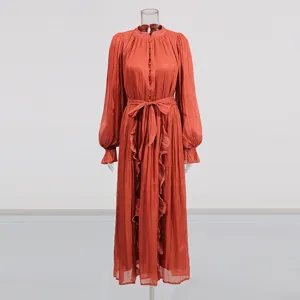 Détails de la robe longue vintage de style français avec manches longues et ceinture.