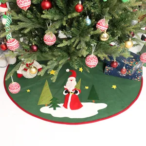 Detailansicht eines großen bestickten Weihnachtsbaumrocks mit Weihnachtsmann für Festdeko.